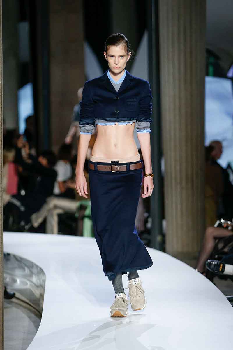 Tendenze moda 2022. Trend alert: torna la vita bassa! Magari fossimo già in estate! - Sfilata Miu Miu Estate 2022 - Photo Couresty of Miu Miu