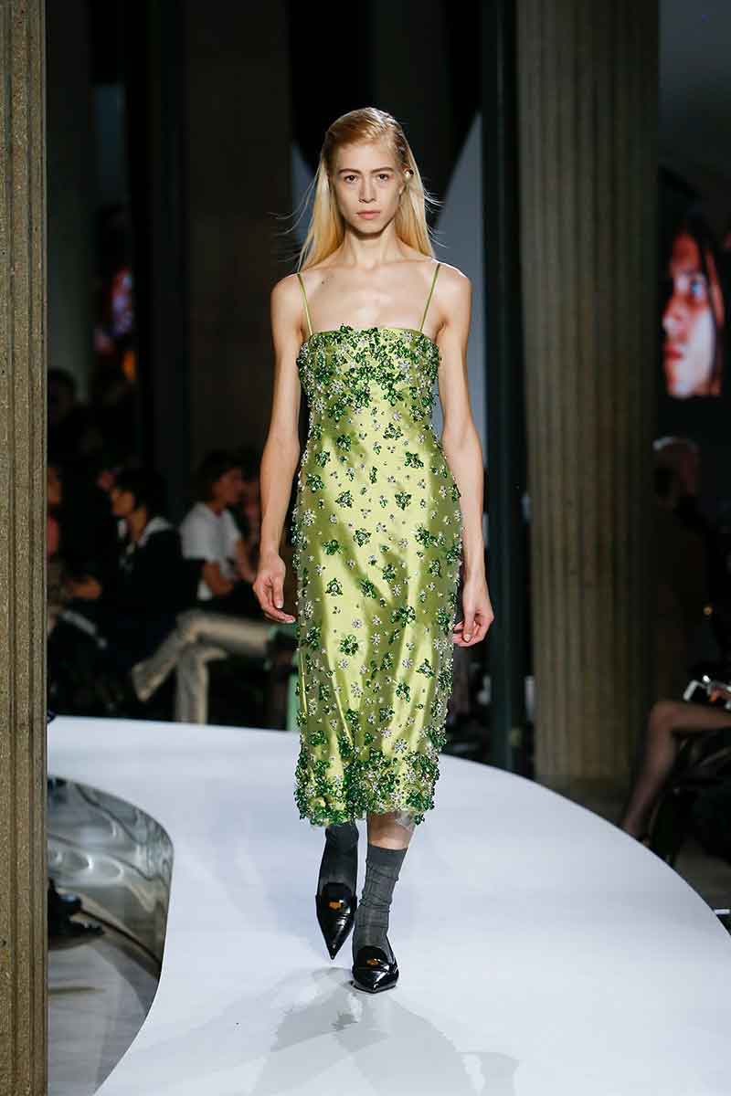 Tendenze moda 2022. Trend alert: torna la vita bassa! Magari fossimo già in estate! - Sfilata Miu Miu Estate 2022 - Photo Couresty of Miu Miu