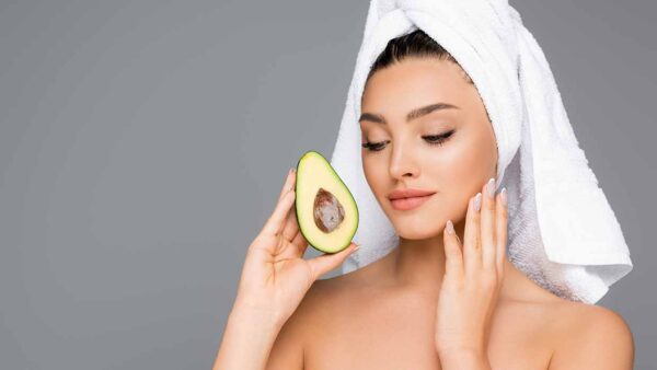 Proteggi la tua pelle – e fai un favore al tuo organismo – con questi cibi sani e nutrienti che fanno bene alla pelle