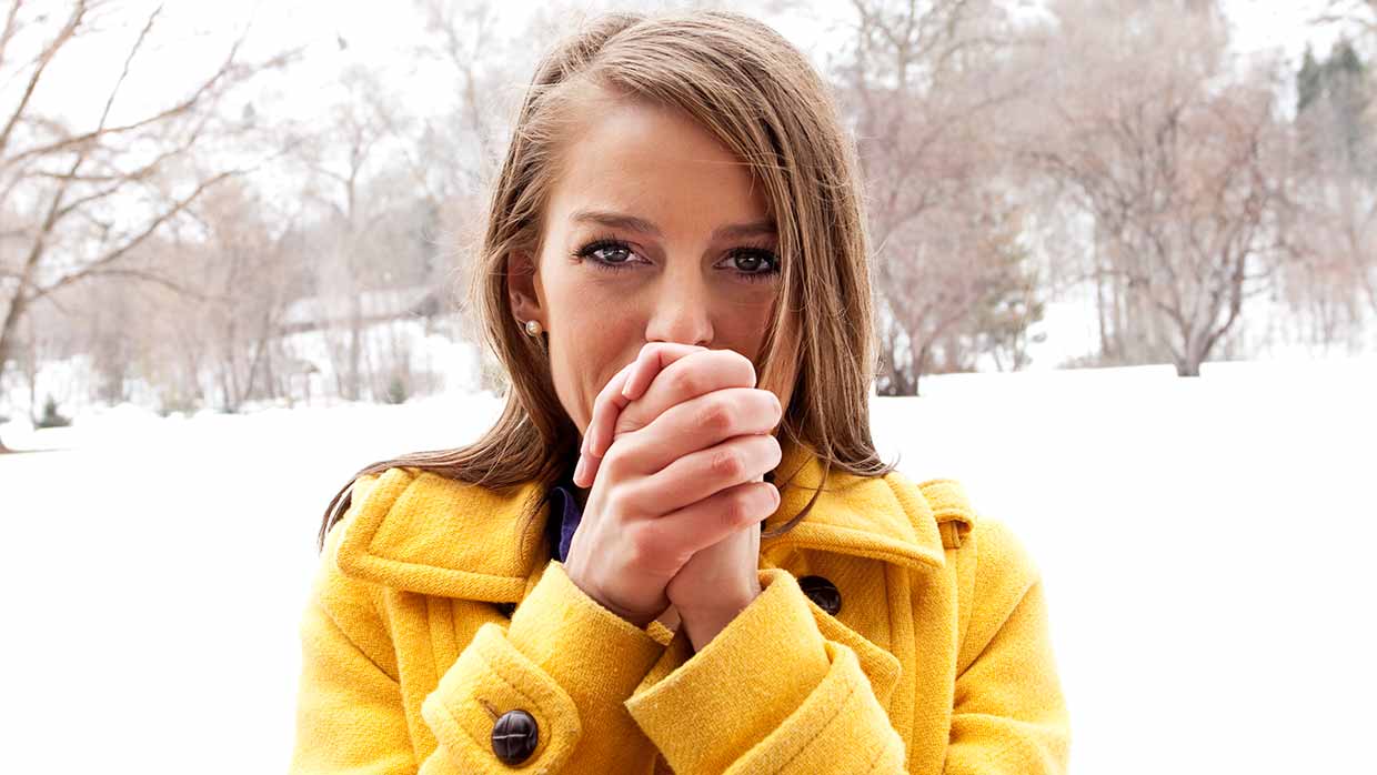 Curare la pelle delle mani quando lavaggi frequenti e freddo causano pelle secca e screpolata