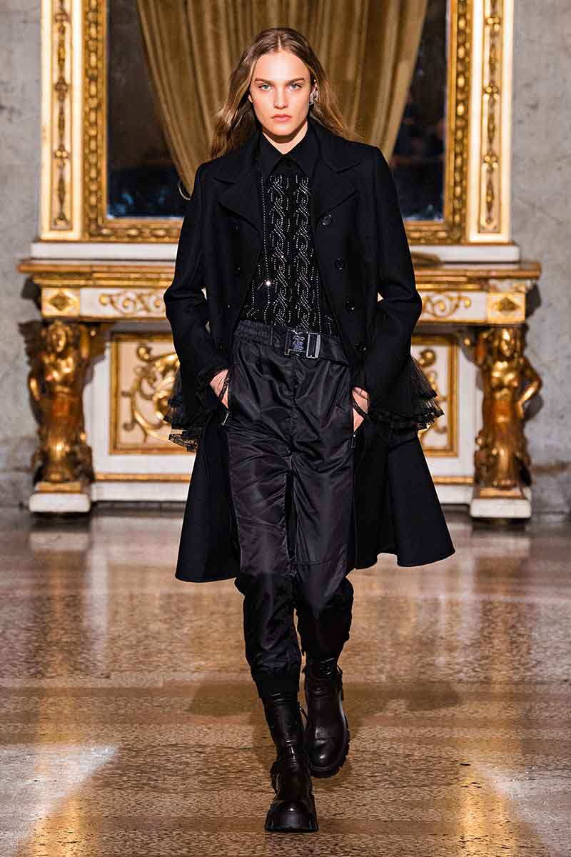 Tendenze moda autunno inverno 2021 2022. Colori di moda: il ritorno del nero. Photo: courtesy of Ermanno Scervino