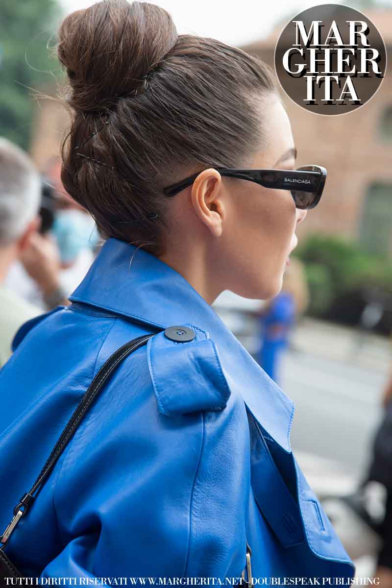 Nuove tendenze capelli donna 2022: lo chignon alto (top-knot)