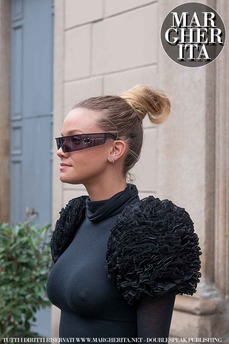 Nuove tendenze capelli donna 2022: lo chignon alto (top-knot)