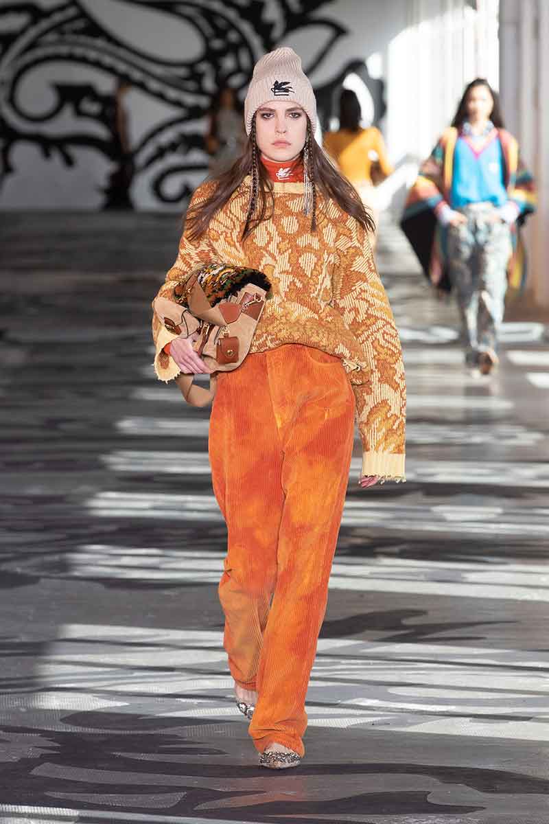 Tendenze moda donna 2022. Questi pantaloni di velluto sono il trend! - Foto Etro