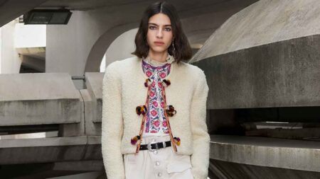 Nuovi trend moda inverno 2022, la giacca in stile Chanel è un must-have assoluto