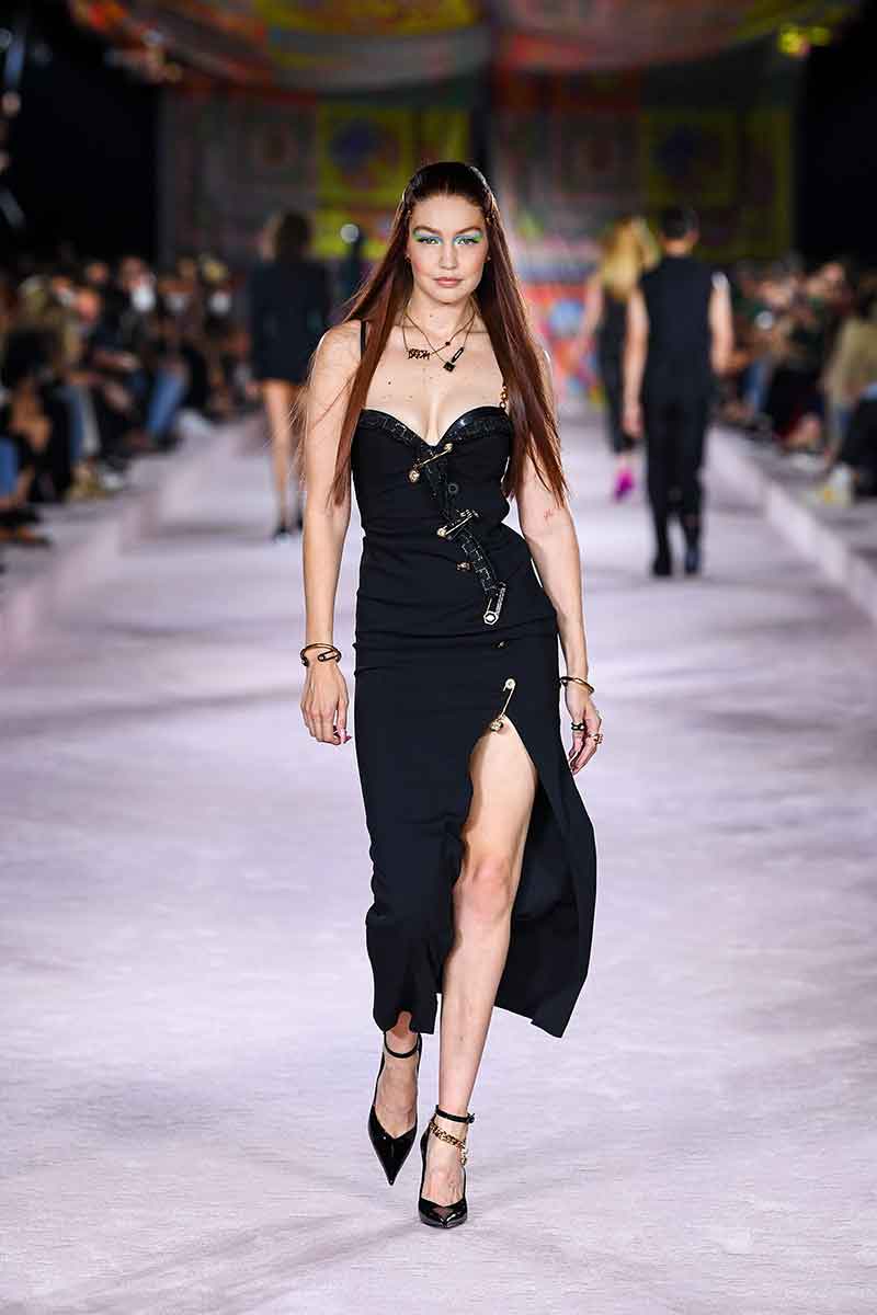 Tre nuovissime tendenze capelli per il 2022 (da provare subito!) - Foto Versace