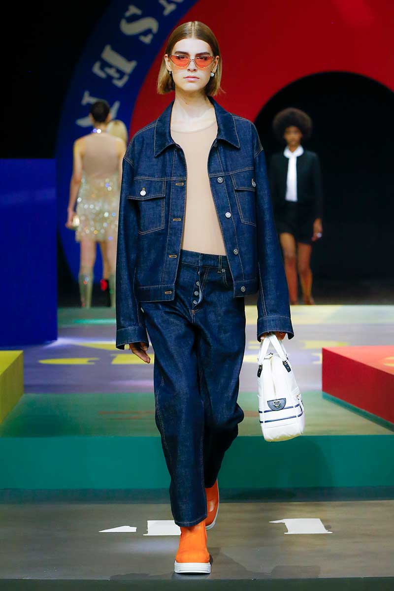 I baggy jeans che porteremo questa primavera. Tendenze moda primavera estate 2022 Photo courtesy of Dior