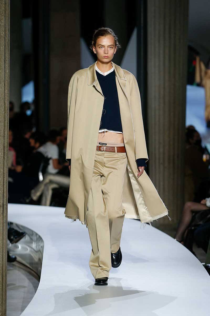 Tendenze pantaloni primavera estate 2022. Photo courtesy of Miu Miu