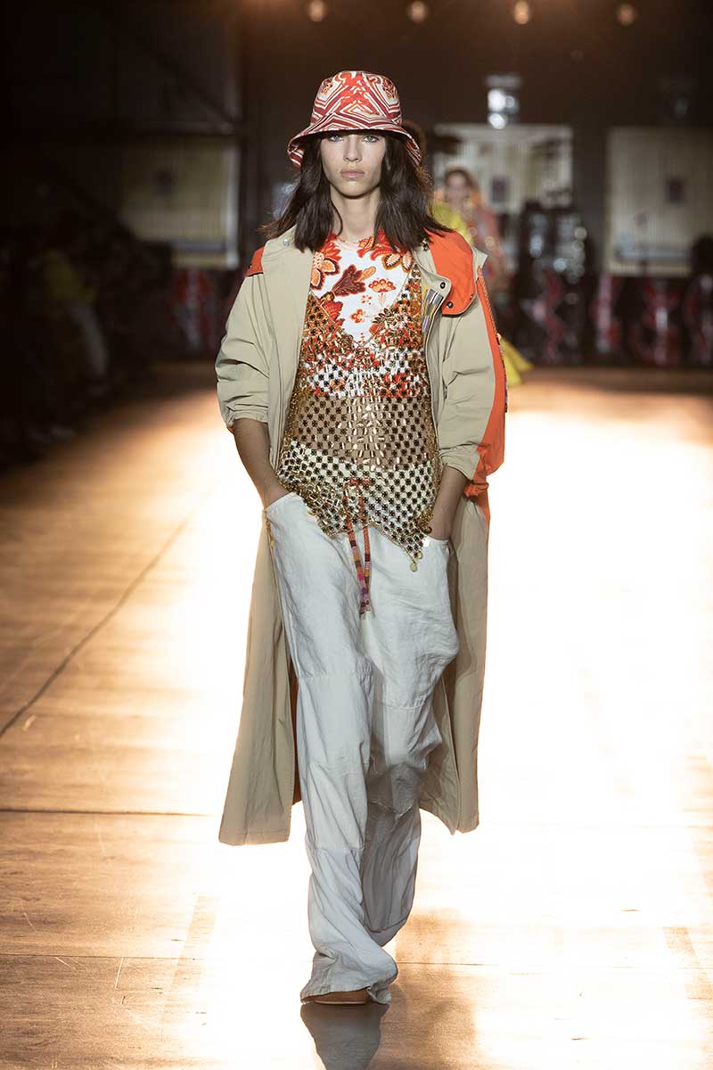 Tendenze pantaloni primavera estate 2022. Photo courtesy of Etro