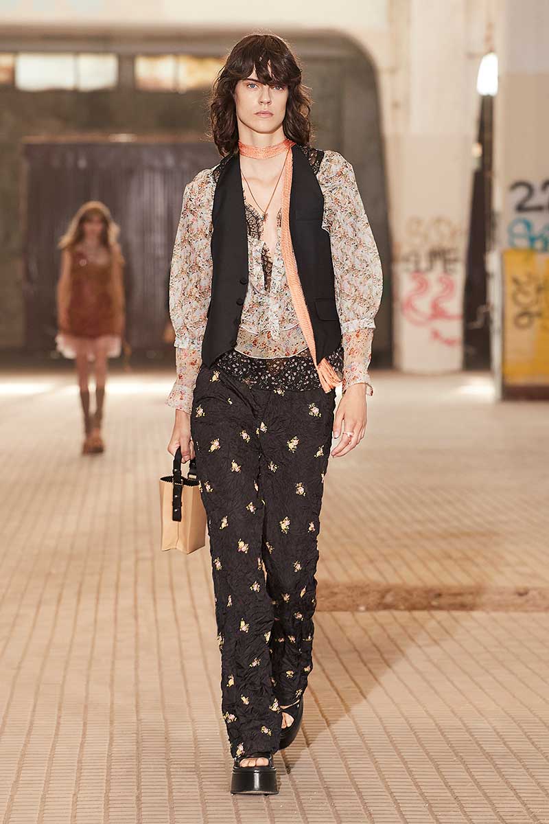 Tendenze pantaloni primavera estate 2022. Photo courtesy of Dsquared2