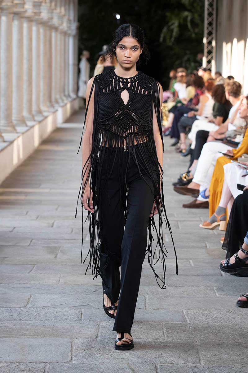 Tendenze pantaloni primavera estate 2022. Photo courtesy of Alberta Ferretti