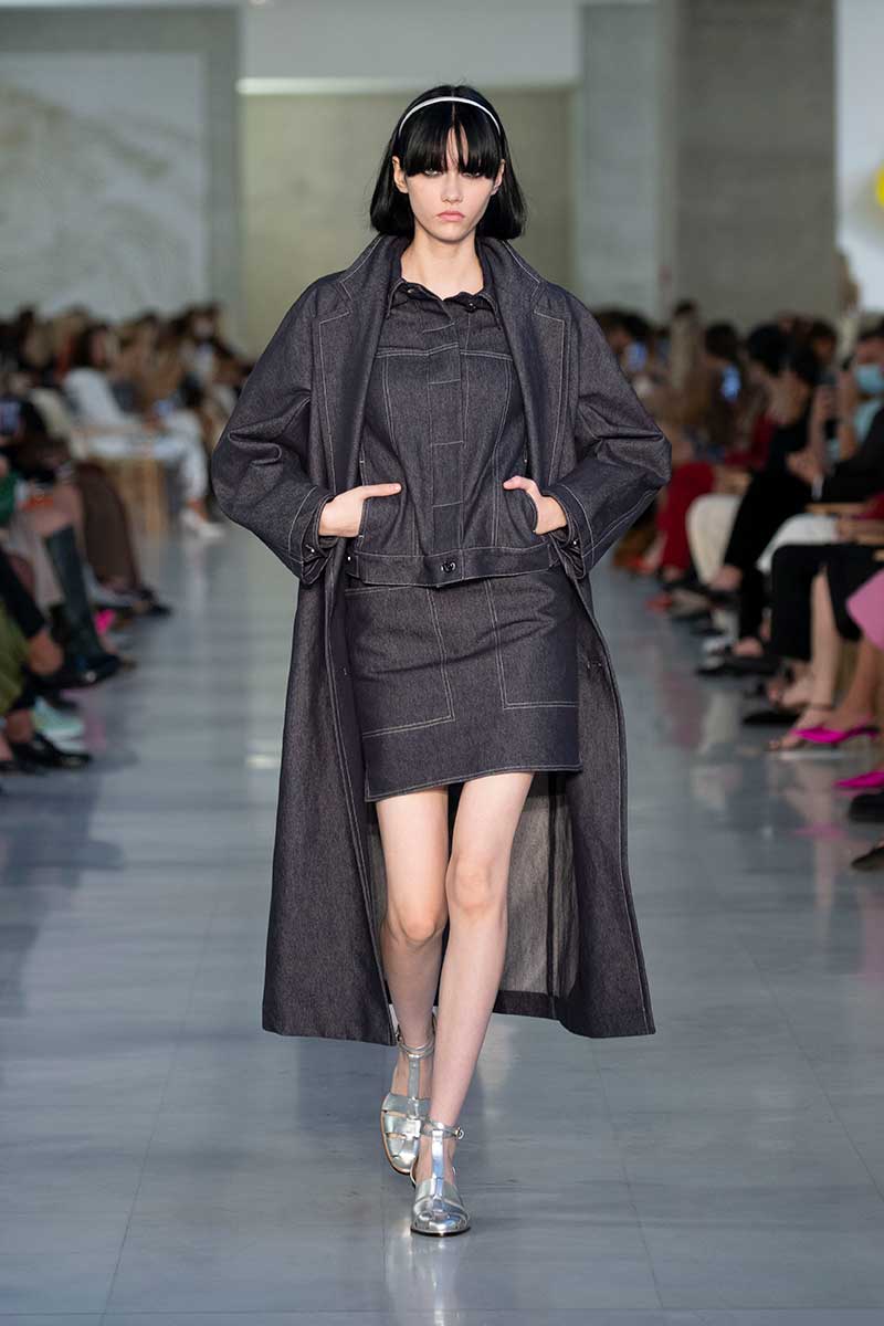Gli abiti e le gonne di jeans che porteremo la prossima stagione. Ecco quali - Foto Max Mara