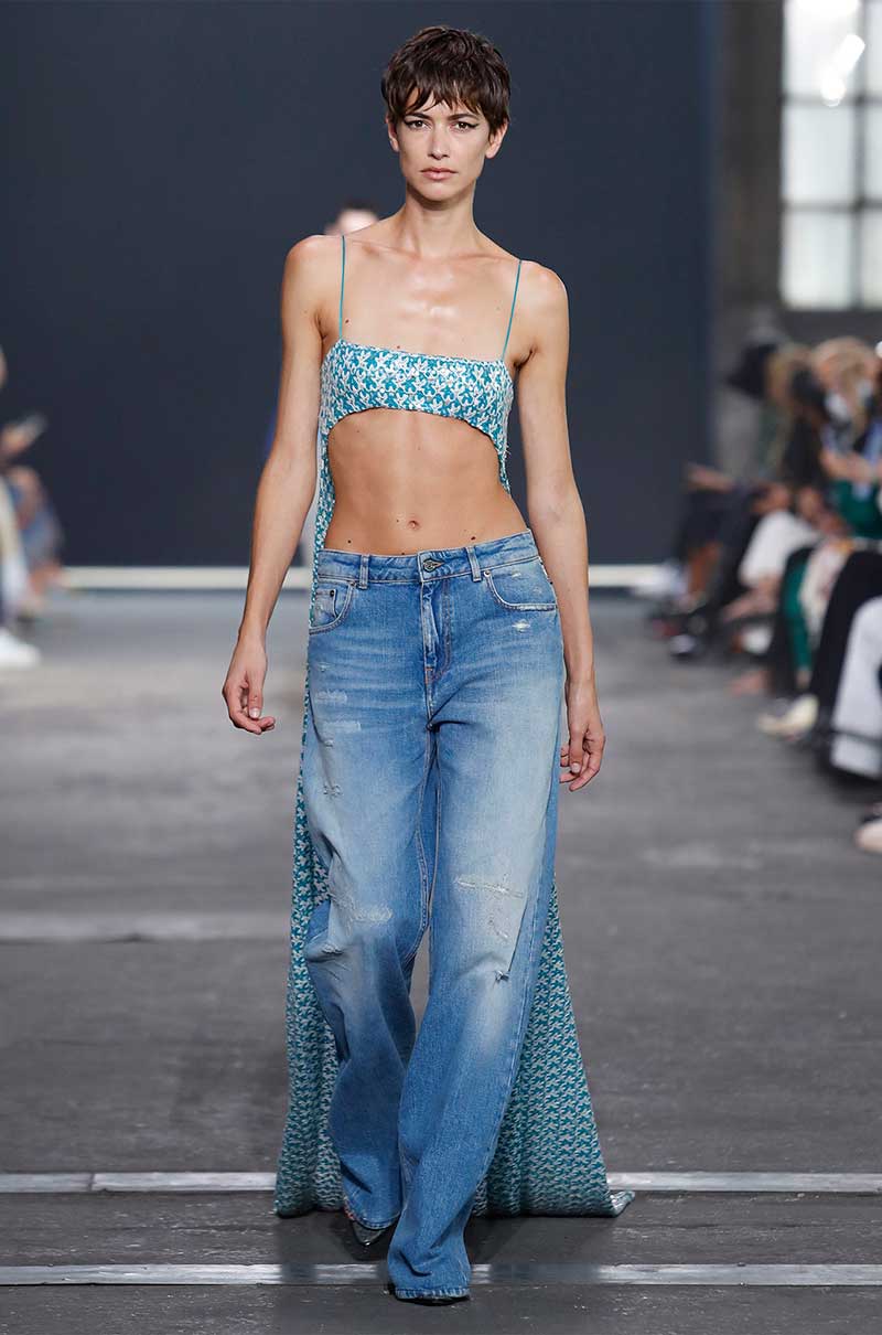 Tre tipi diversi di jeans da avere a portata di mano. Tendenze moda 2022 Foto Missoni