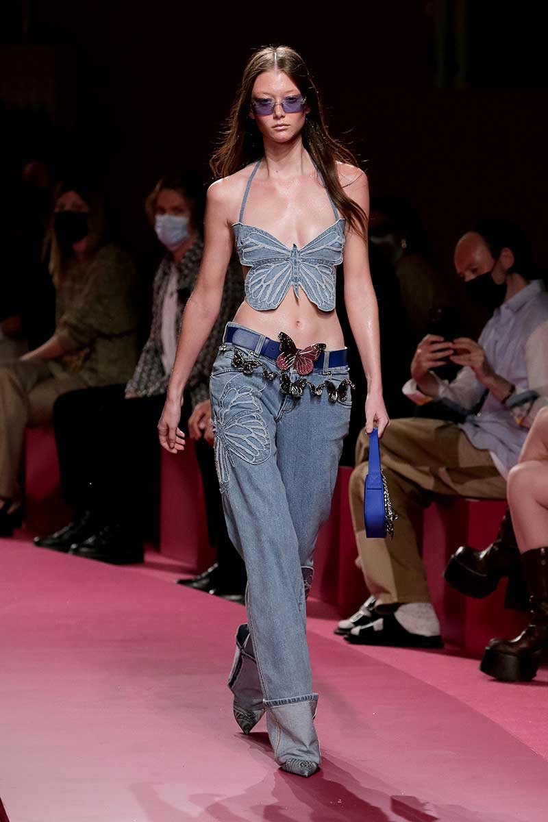 Tre tipi diversi di jeans da avere a portata di mano. Tendenze moda 2022 Foto Blumarine