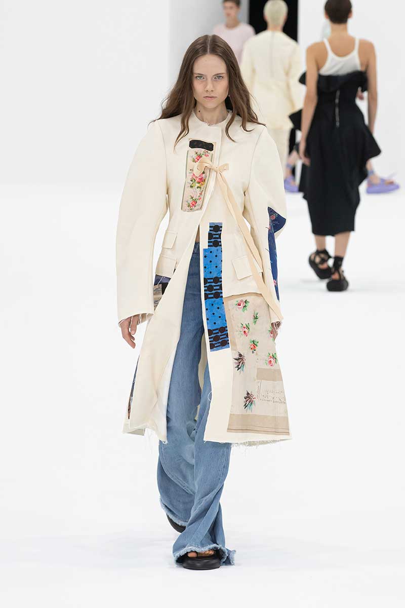 Tre tipi diversi di jeans da avere a portata di mano. Tendenze moda 2022 Foto Sportmax