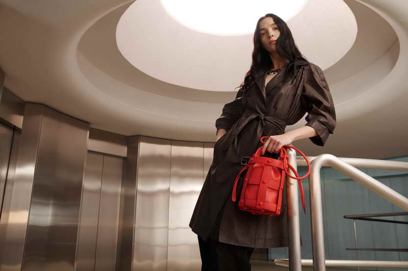 Salvatore Ferragamo presenta la borsa icona della Primavera/Estate con Mariacarla Boscono