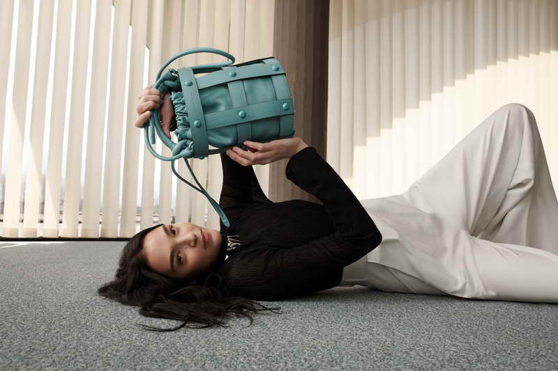 Salvatore Ferragamo presenta la borsa icona della Primavera/Estate con Mariacarla Boscono