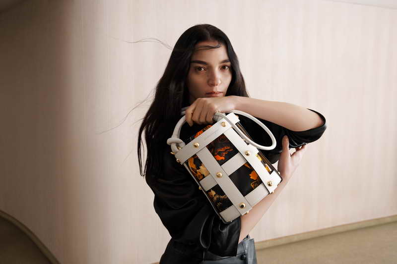 Salvatore Ferragamo presenta la borsa icona della Primavera/Estate con Mariacarla Boscono