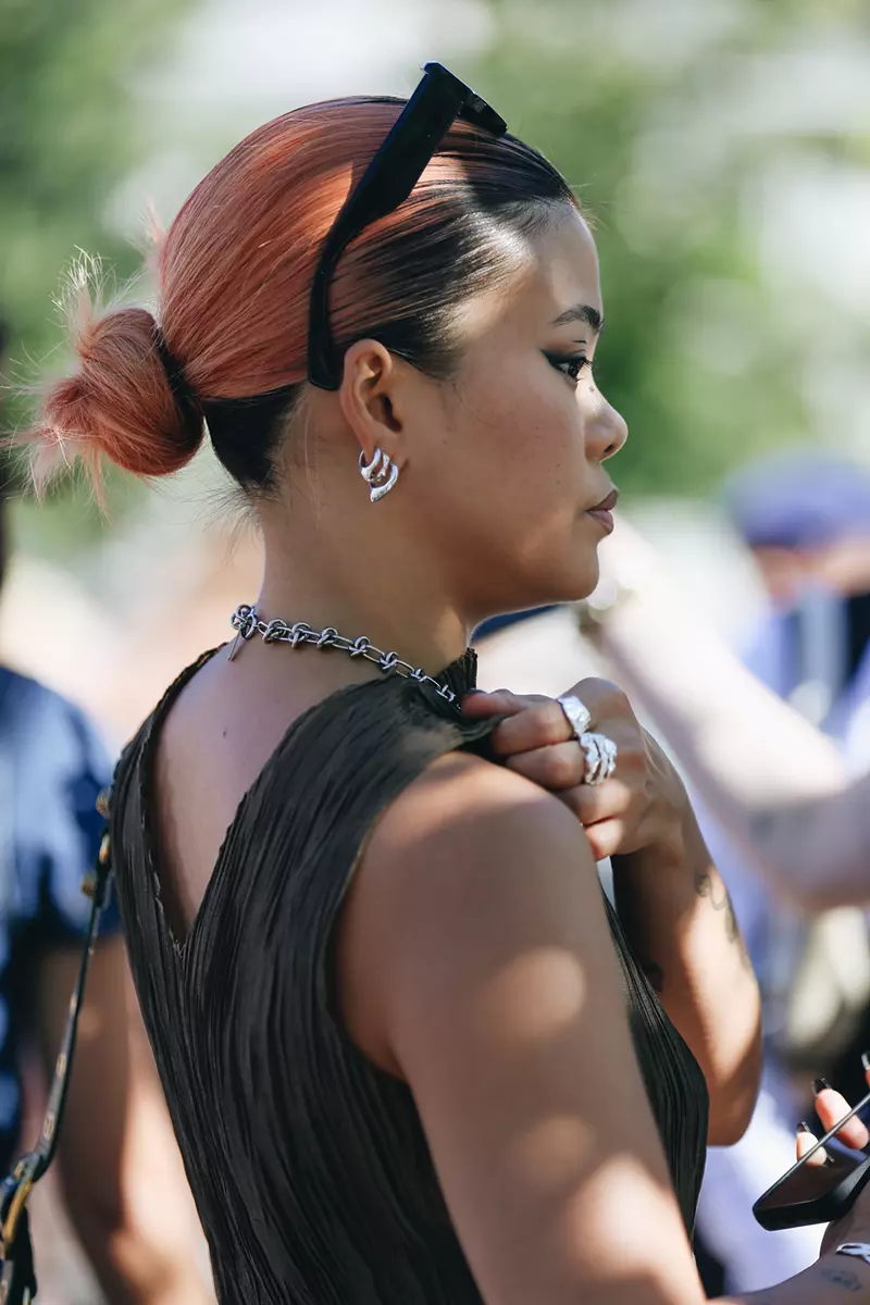 Chignon basso e capelli pastello da Saks Potts. Photo courtesy of Copenhagen Fashion Week SS 2023