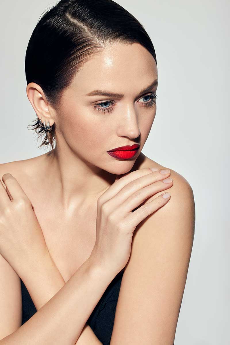 Tendenze trucco labbra e rossetto inverno 2022 2023 - Photo courtesy of MAC - Photo Bruno Gasparini, model: Laura Baugnie, make-up artist: Alexandra Spyridopoulou