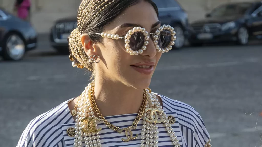 Aggiornate il vostro look moda inverno 2022 2023 con le perle! - Foto Charlotte Mesman