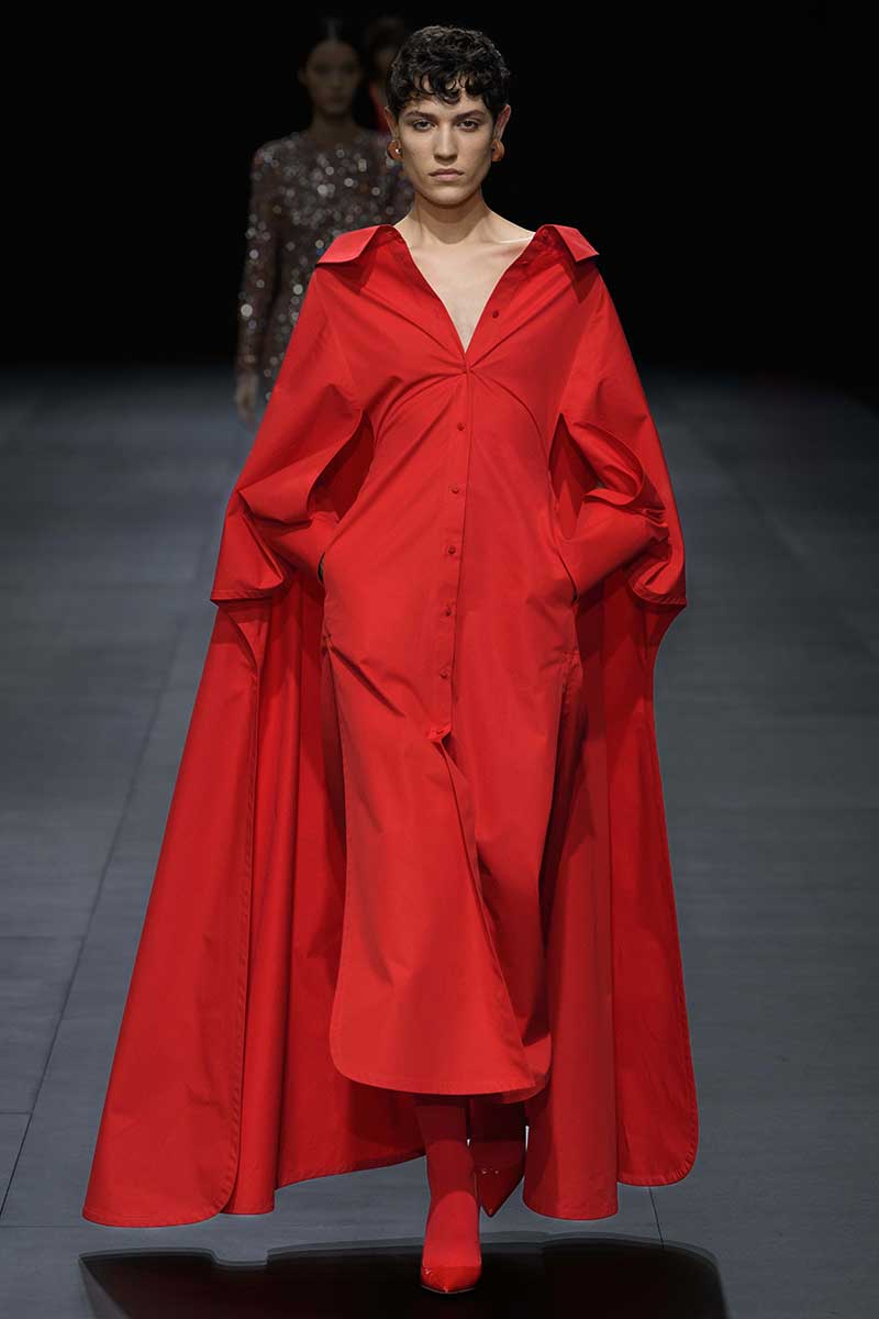 Il rosso è il colore di moda per il 2023 - Foto Valentino PE2023