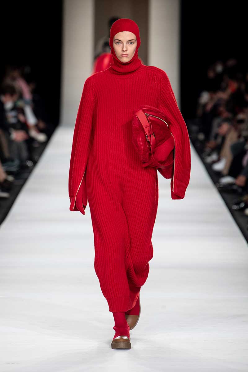 Il rosso è il colore di moda per il 2023 - Foto Max Mara AI2022/2023