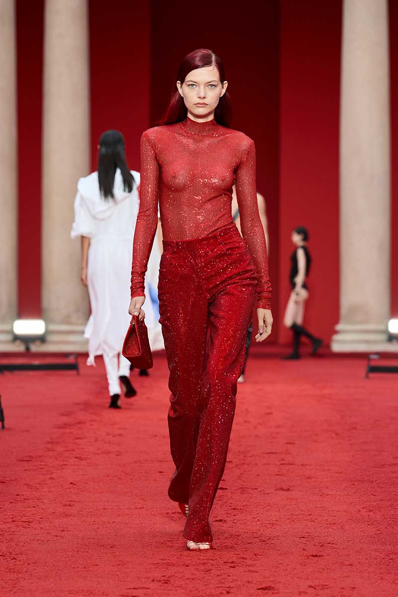 Il rosso è il colore di moda per il 2023 - Foto Salvatore Ferragamo PE2023