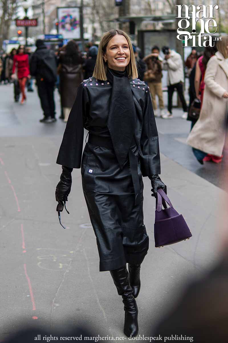 Total black street style tendenze moda primavera 2023 - Photo ADVERSUS