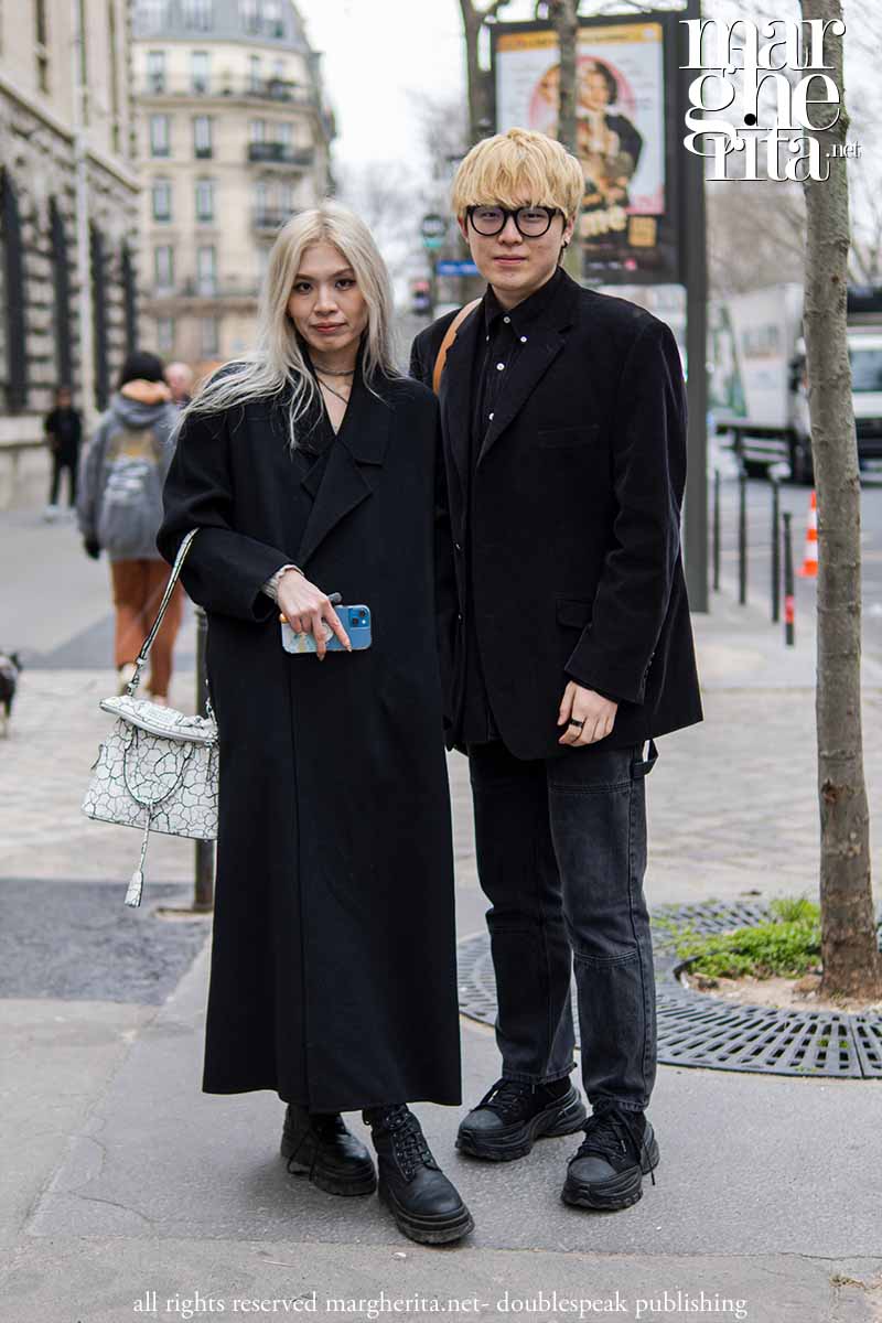 Total black street style tendenze moda primavera 2023 - Photo ADVERSUS