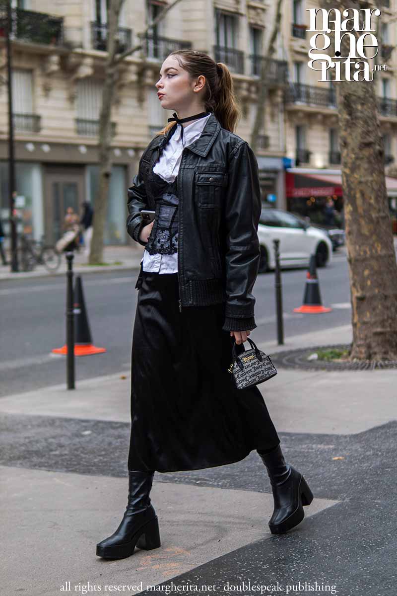 Total black street style tendenze moda primavera 2023 - Photo ADVERSUS