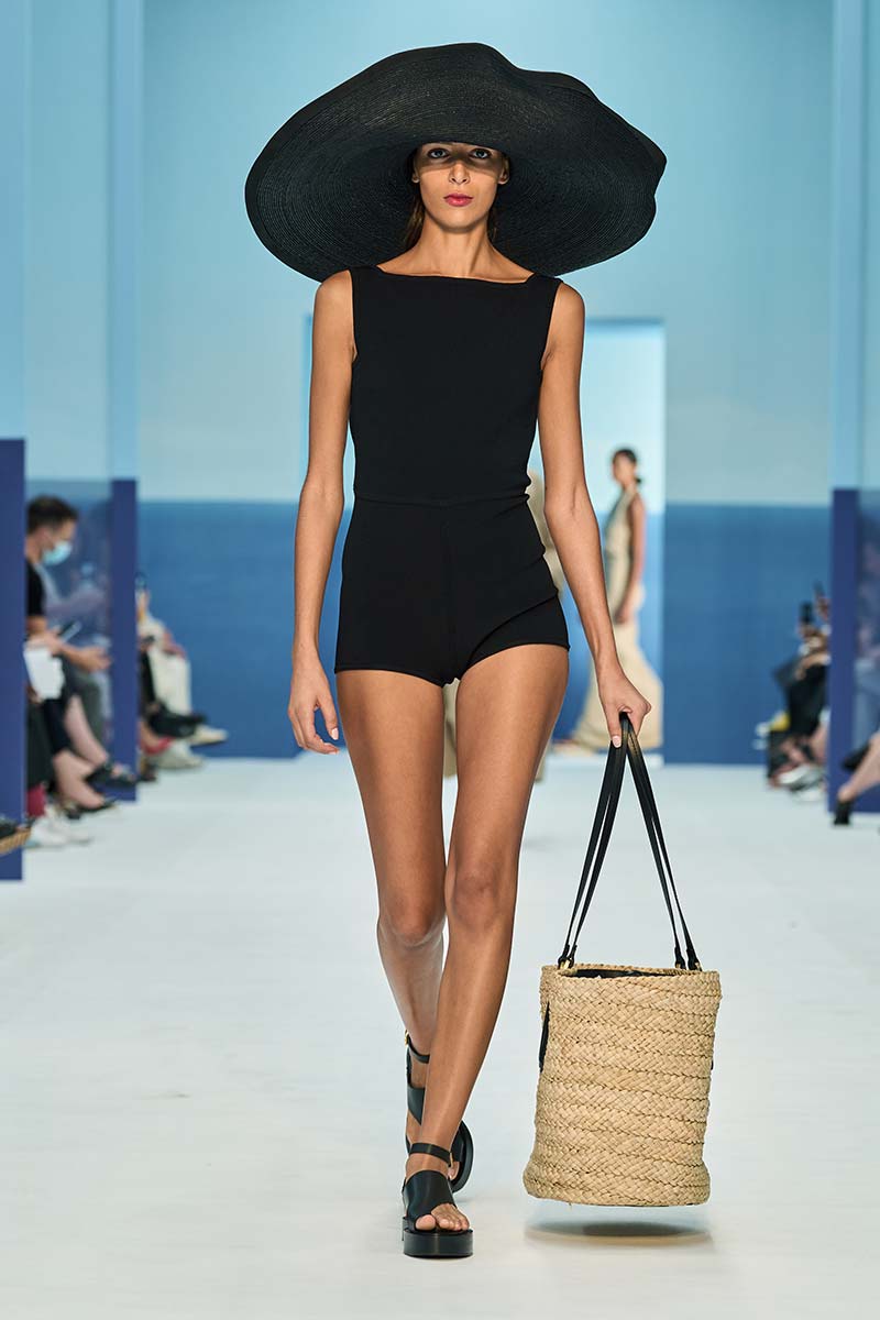 Le nuovissime tendenze moda mare estate 2023. Photo courtesy of Max Mara