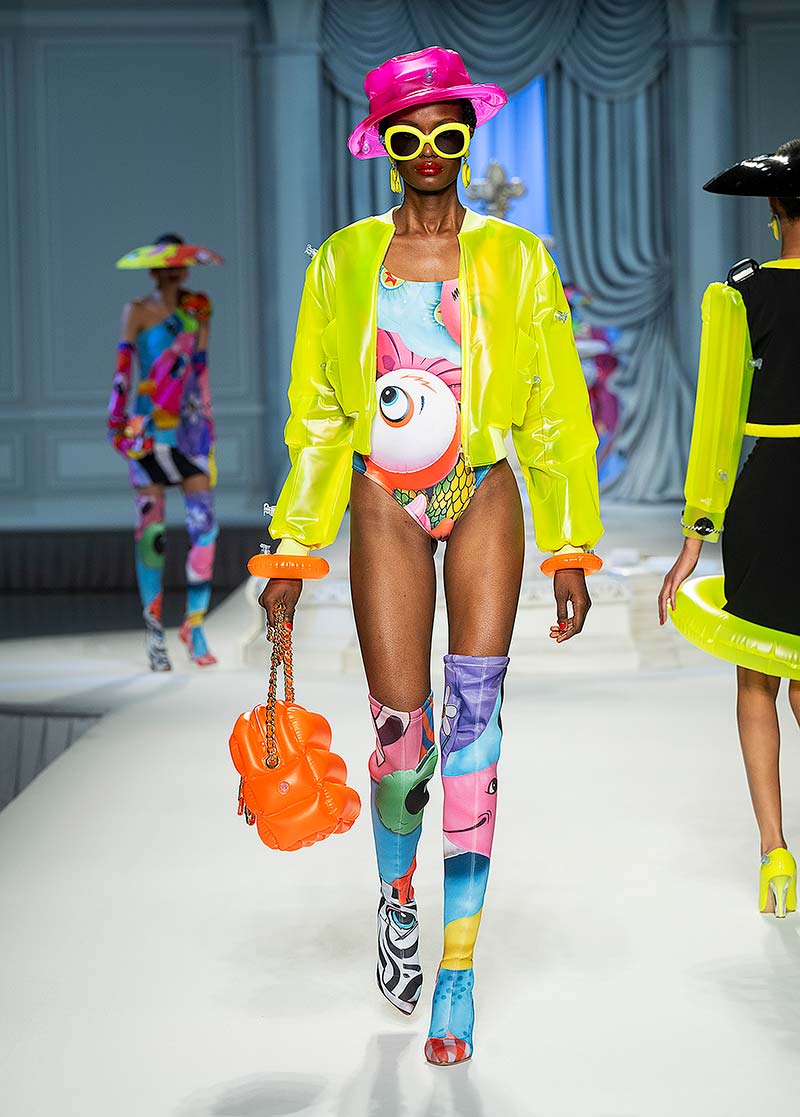 Le nuovissime tendenze moda mare estate 2023. Photo courtesy of Moschino