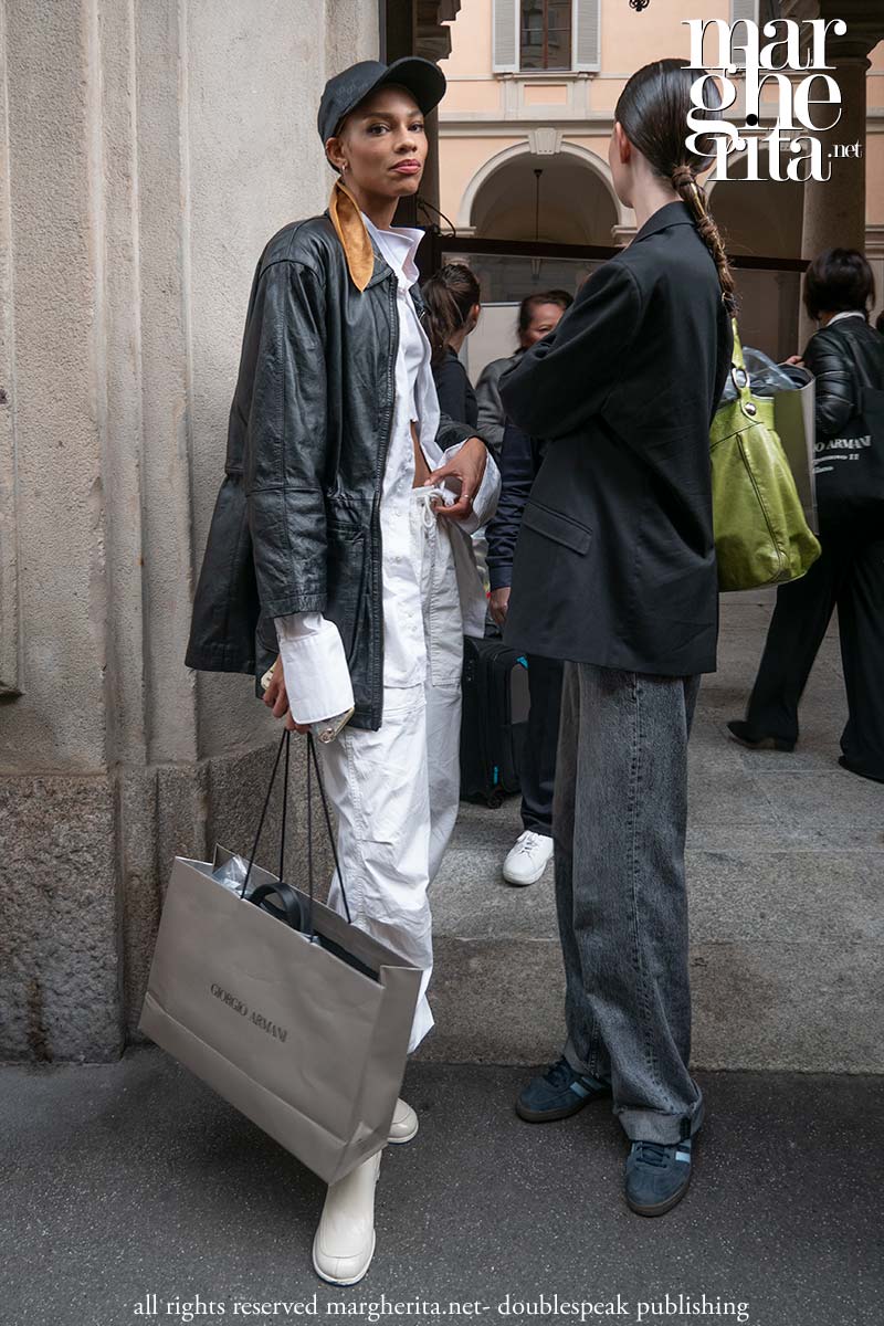 Il cappellino da baseball è l'accessorio moda del l'estate del 2023 - Foto Charlotte Mesman