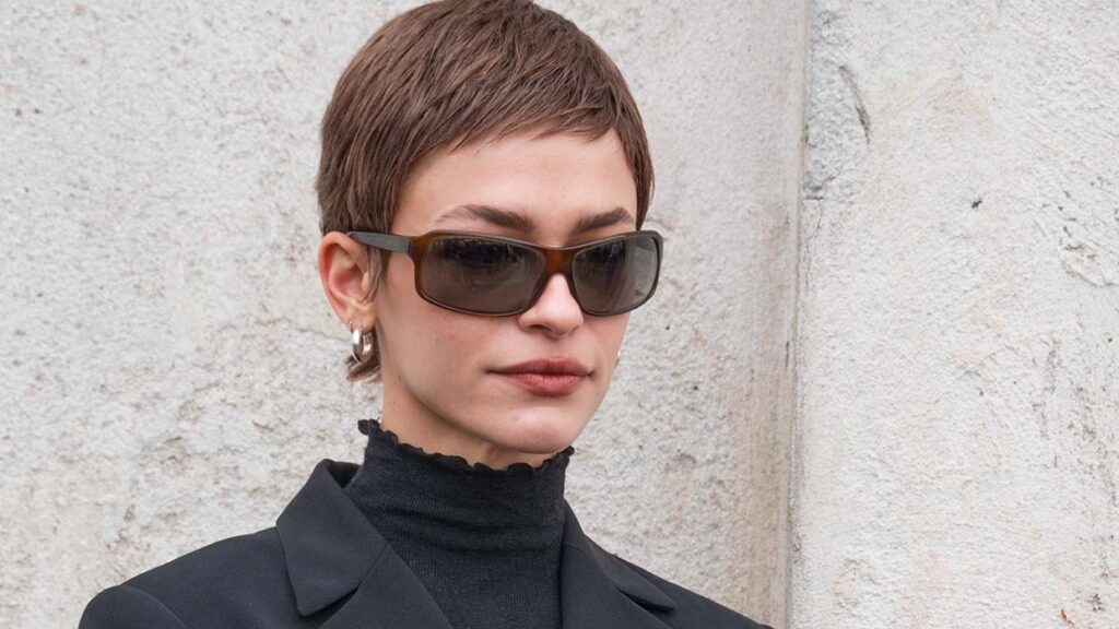 Perché il taglio pixie è popolare nelle tendenze tagli di capelli per l'autunno 2023 - Foto ADVERSUS