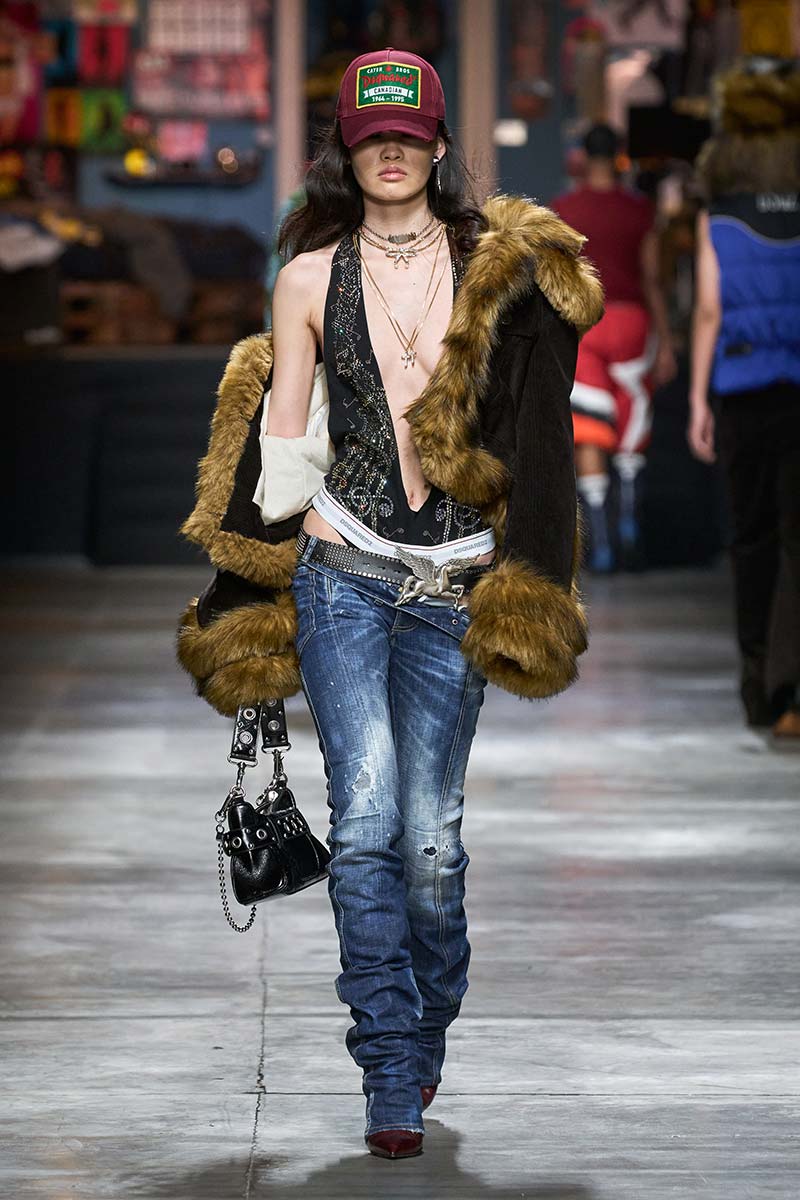 Ecco le nuove tendenze jeans autunno 2023. Photo courtesy of Dsquared2