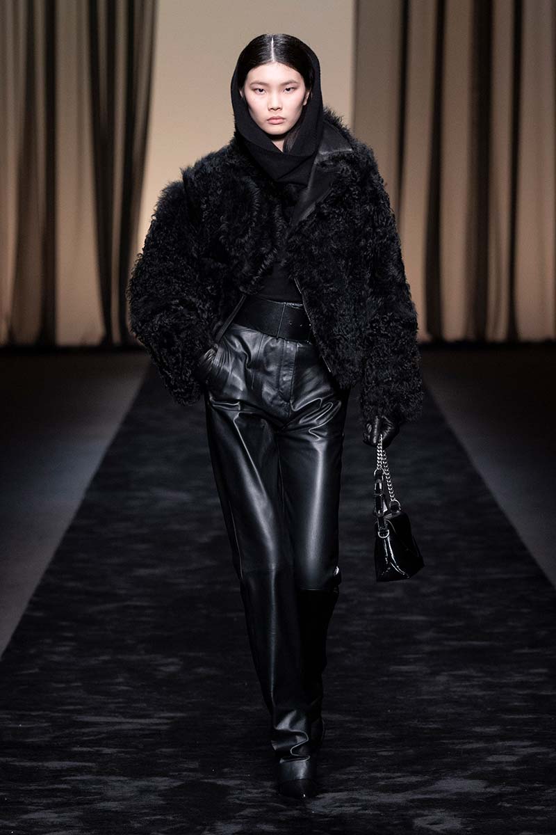 4 tendenze moda pantaloni per l'inverno 2023/ La moda donna inverno 2023 2024 - Photo courtesy of Alberta Ferretti