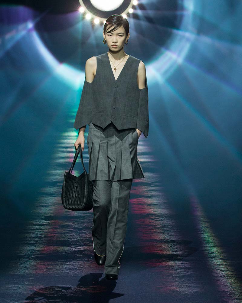 4 tendenze moda pantaloni per l'inverno 2023/ La moda donna inverno 2023 2024 - Photo courtesy of Fendi