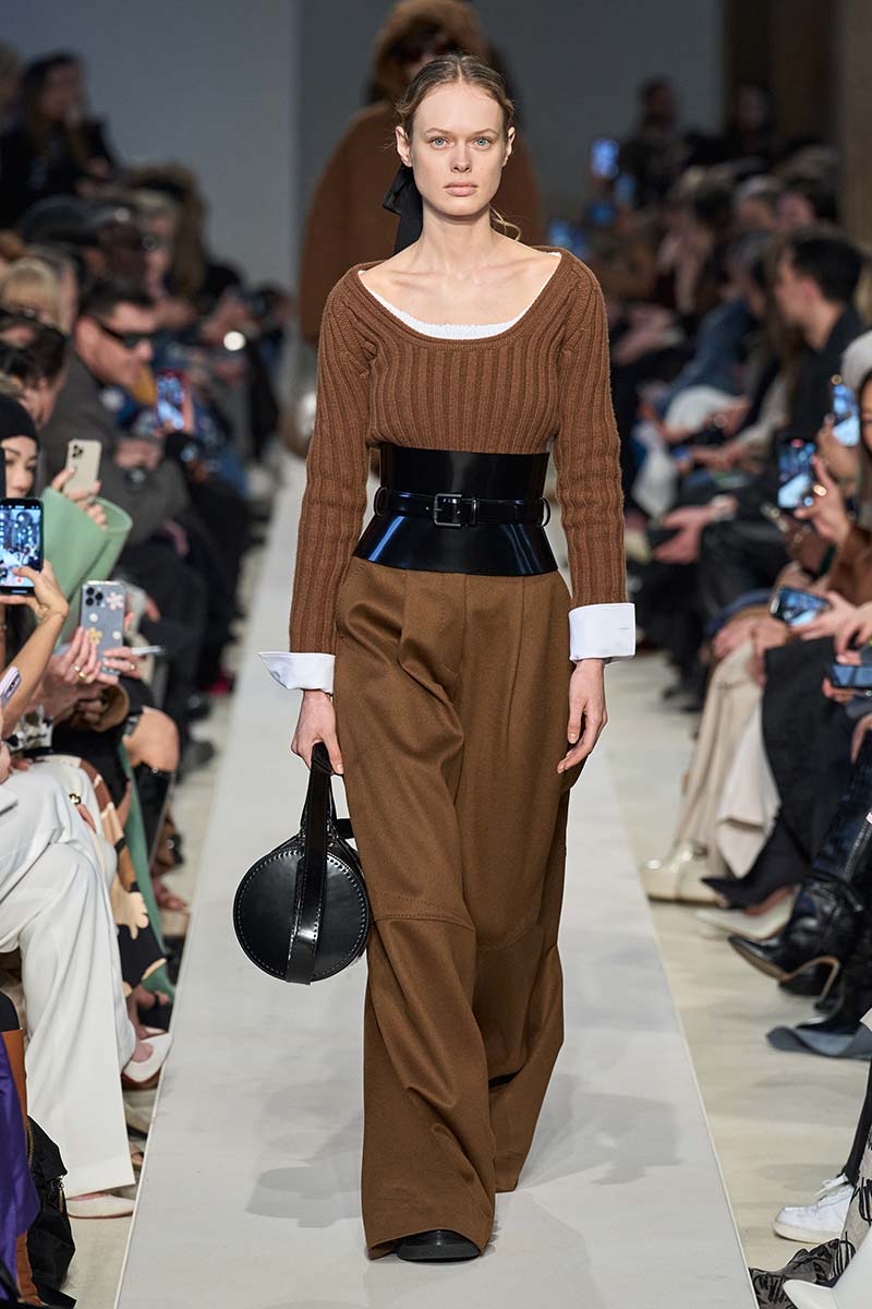 4 tendenze moda pantaloni per l'inverno 2023/ La moda donna inverno 2023 2024 - Photo courtesy of Max Mara