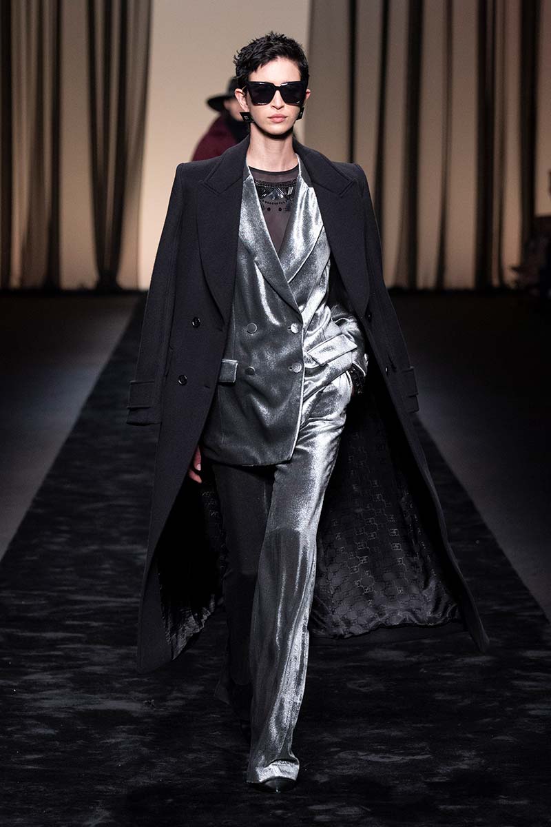 I pantaloni argentati sono il must-have per la moda autunno 2023 - Photo courtesy of Alberta Ferretti