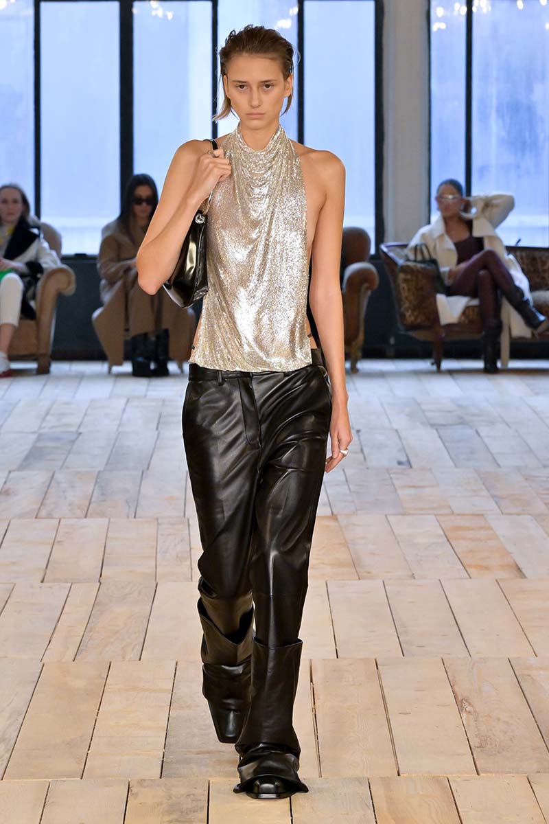 I pantaloni argentati sono il must-have per la moda autunno 2023 - Photo courtesy of Sportmax