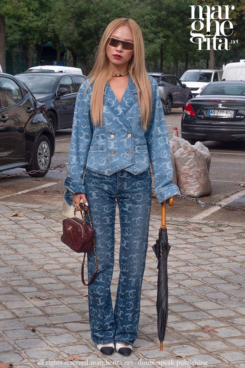 Tendenze denim e jeans autunno 2023. Lo street style da Chanel - Foto Charlotte Mesman