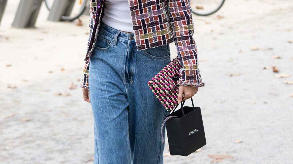 Tendenze denim e jeans autunno 2023. Lo street style da Chanel - Foto Charlotte Mesman