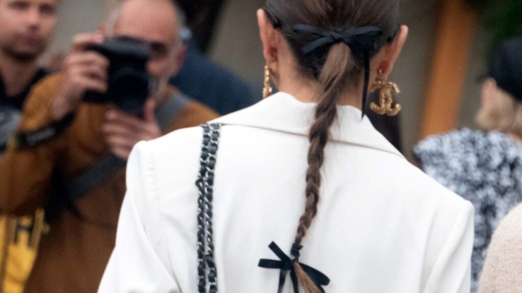 3 idee capelli direttamente dallo street style alla sfilata di Chanel. Da copiare subito! - Photo Charlotte Mesman