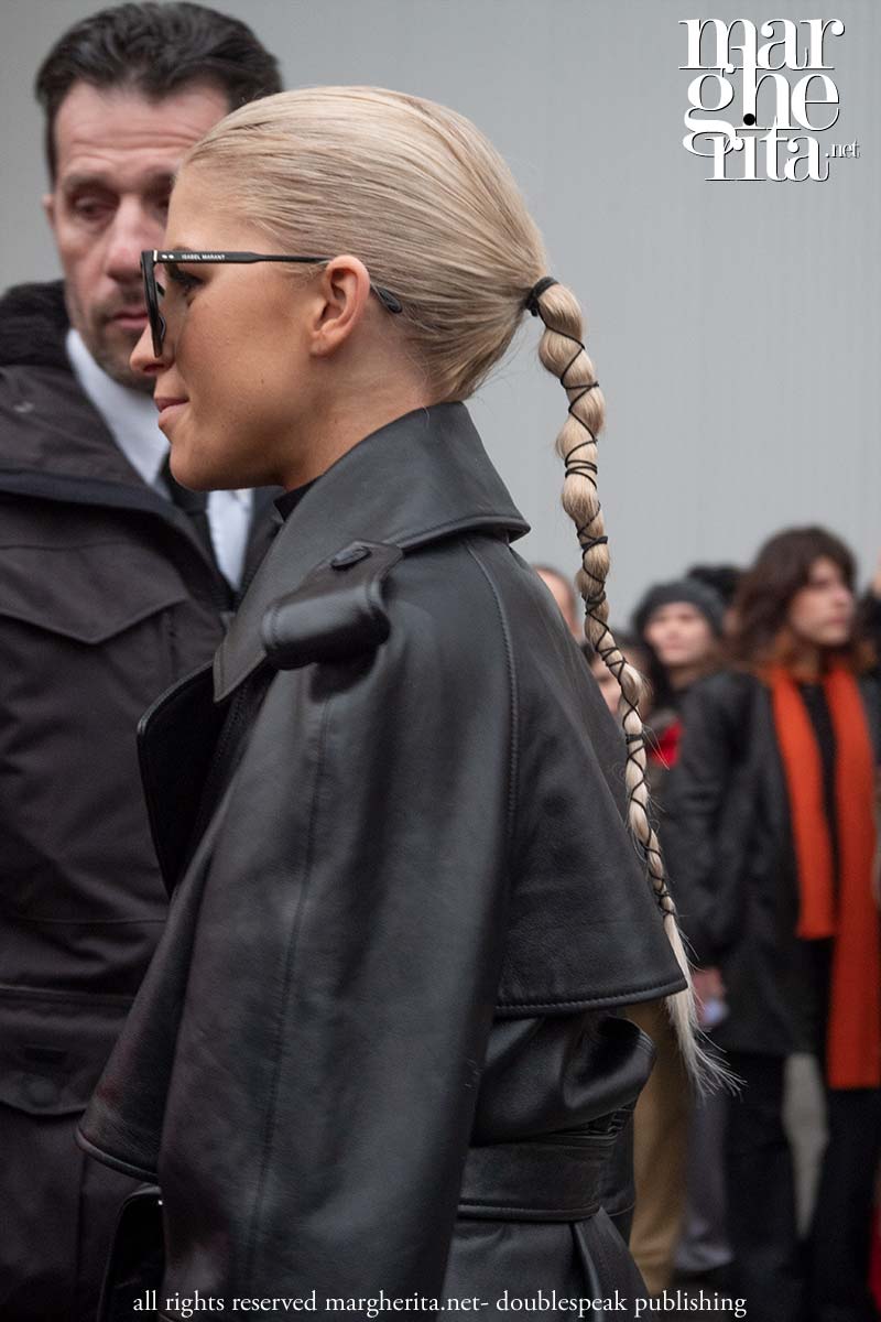 Tendenze capelli inverno 2023. 3 idee capelli per quando si è a corto di idee - Foto Charlotte Mesman