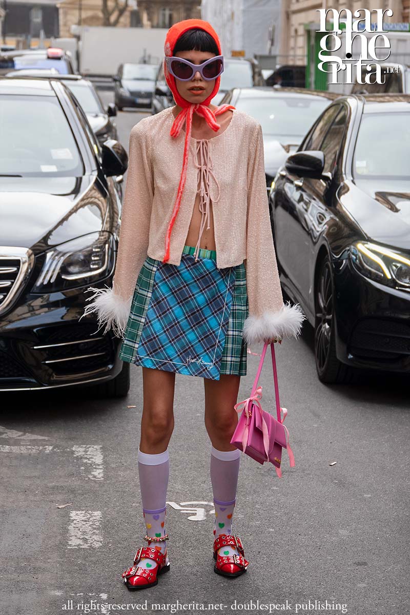 Marni street style alla Paris Fashion Week estate 2024 - Foto Charlotte Mesman