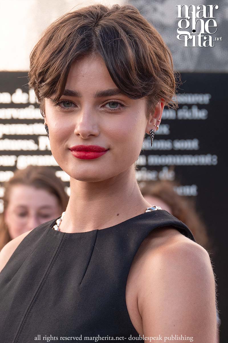 Il nuovo taglio di capelli di Taylor Hill è un... bixie cut! - Photo Charlotte Mesman