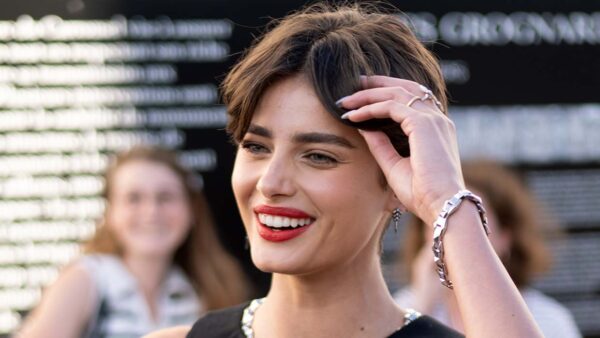 Il nuovo taglio di capelli di Taylor Hill è un... bixie cut! - Photo ADVERSUS