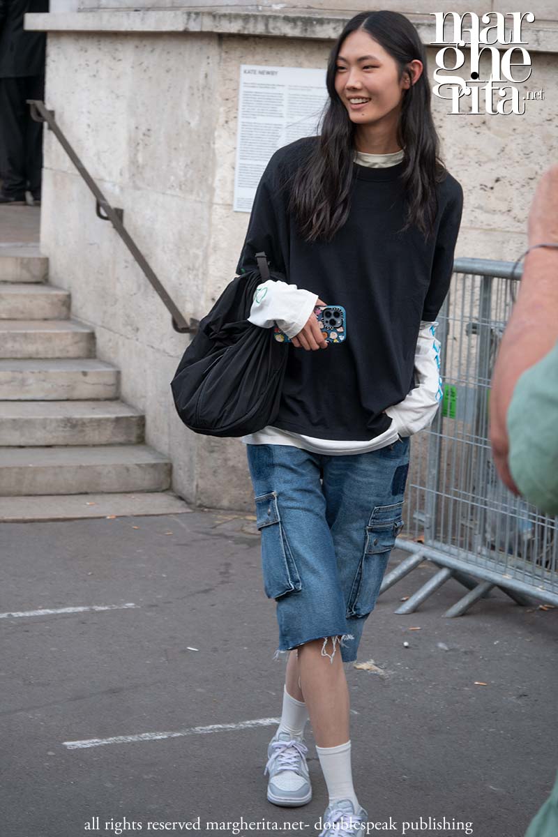 Tendenza inverno 2023-2024: i pantaloni cargo in denim - Foto Charlotte Mesman