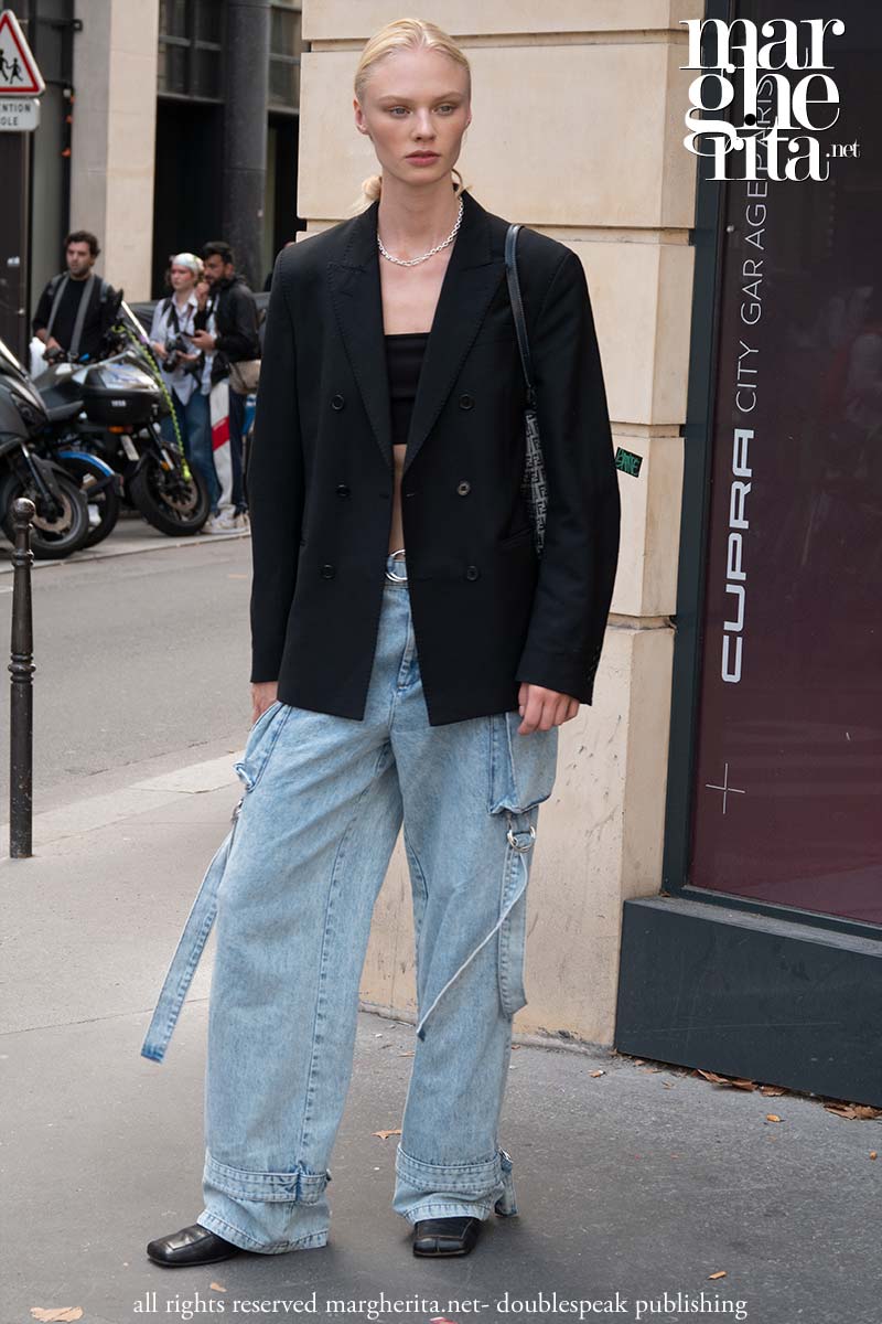 Tendenza inverno 2023-2024: i pantaloni cargo in denim - Foto Charlotte Mesman